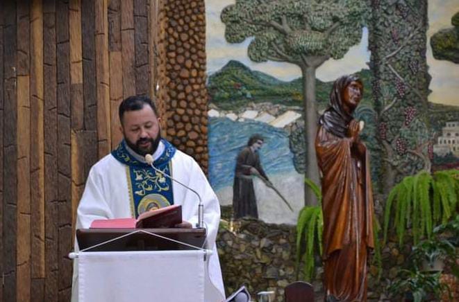 Hoje é dia 04 de agosto, celebrado o dia do Padre