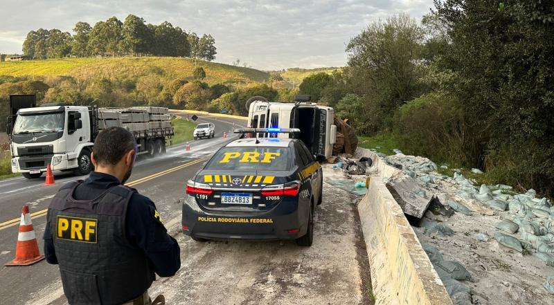 N. Laranjeiras: Motorista sofre ferimentos graves após tombar carreta na BR 277