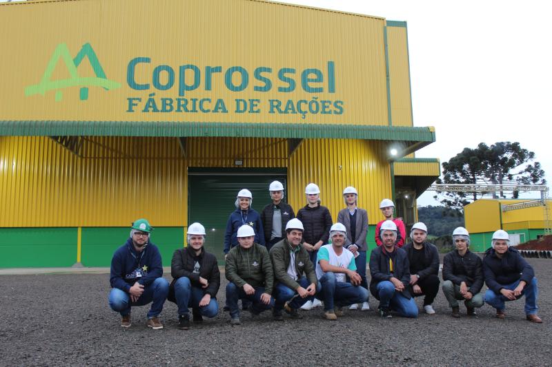Fábrica de Rações Coprossel recebe visita de acadêmicos e professores da Campo Real 