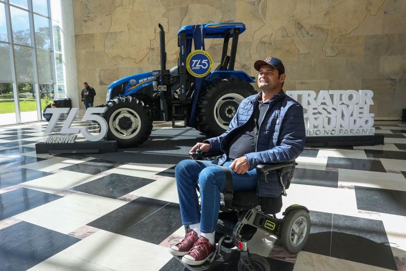 New Holland lança no Palácio Iguaçu o primeiro trator com acessibilidade do mundo