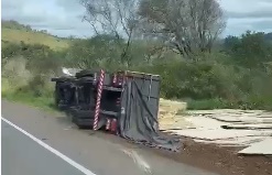 Cantagalo: Caminhão carregado com placas de MDF tomba próximo ao Cavernoso