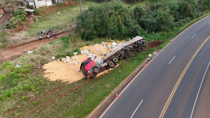 Cantagalo: Carreta carregada com soja tomba na BR 277 e parte da carga é saqueada