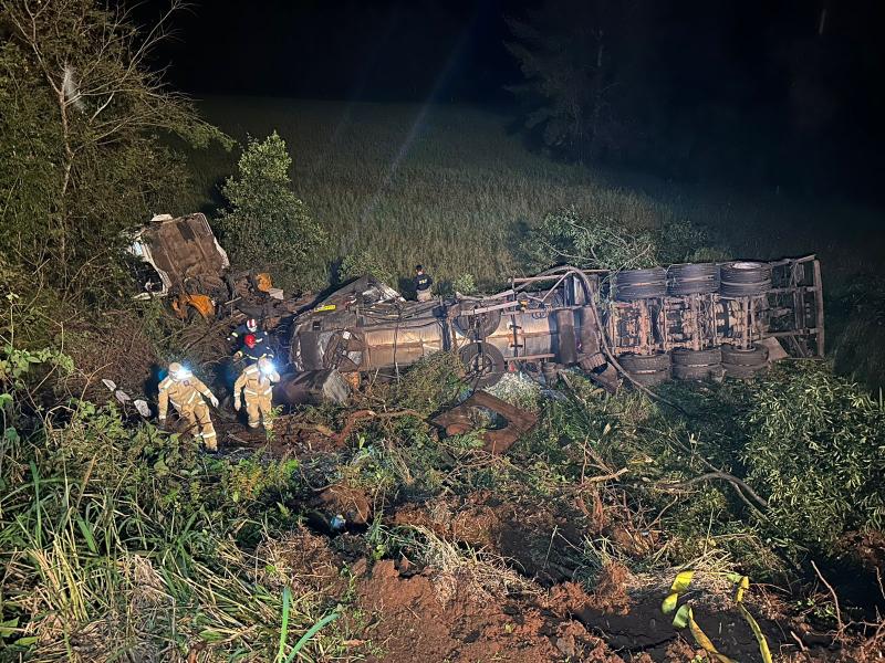 Cantagalo: Motorista morre após carreta cair em ribanceira 