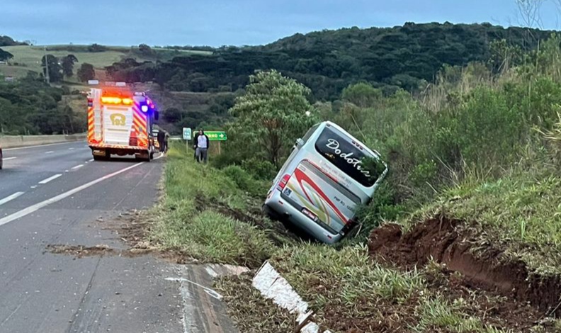 Ônibus com 42 passageiros sai da pista na BR 277 em Guarapuava/PR 