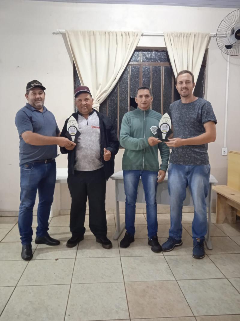 Carlos e Altamir Palpites são os campeões do Municipal de Truco em Virmond 