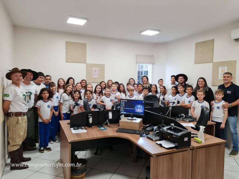 Alunos do 4º ano tarde da Escola Municipal Leocádio José Correia visitaram a Campo Aberto FM