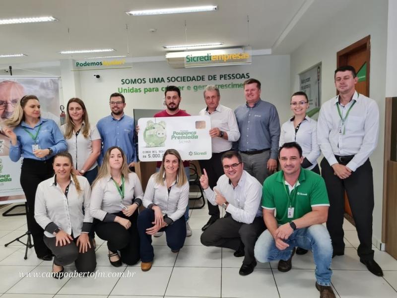 Sicredi entrega prêmio da campanha poupança premiada