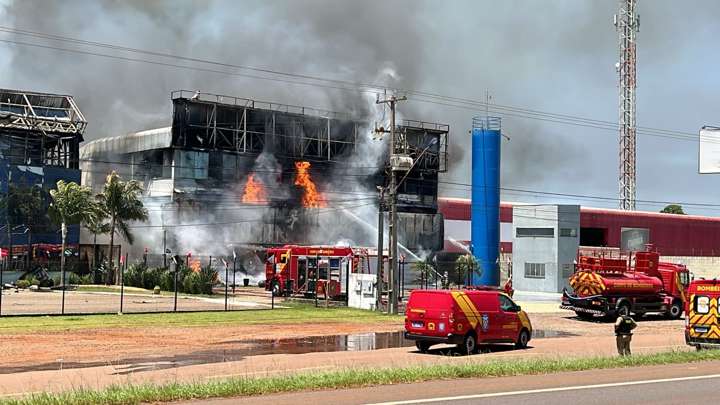 Cascavel: Incêndio de grandes proporções em empresas de alimentos na BR-277 mobiliza equipes de resgate