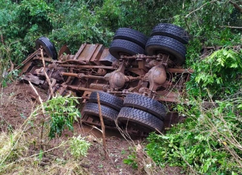 N. Laranjeiras: Motorista morre após tombar caminhão na rodovia João Volff