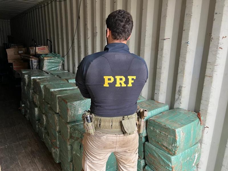 Guarapuava: PRF apreende mais de duas toneladas de maconha em caminhão que trafegava na BR 277 