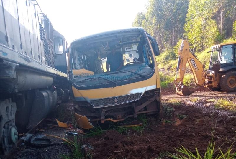 N. Laranjeiras: Colisão entre ônibus escolar e trem é registrado no interior do município