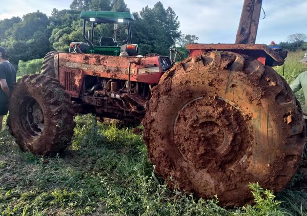 Trator é encontrado enterrado sete meses após ser furtado