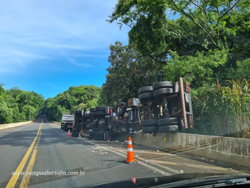 LS: Caminhão de laticínio tomba na BR 277 na ponte do Rio Xagú