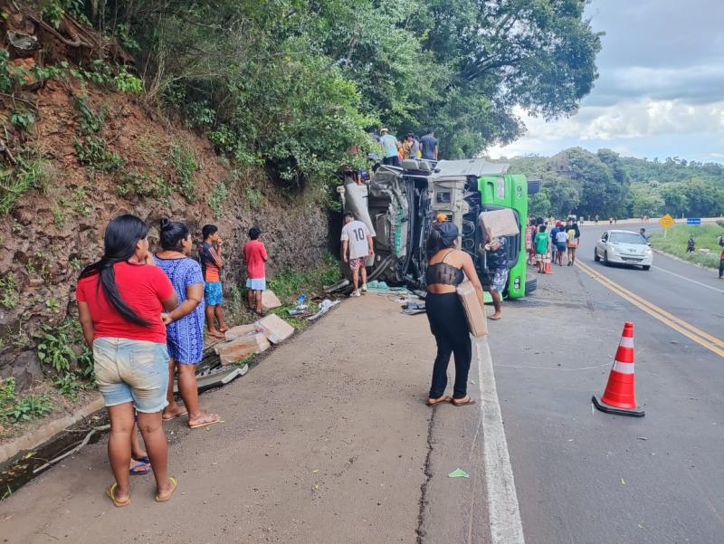 N. Laranjeiras: Carreta carregada com frangos tomba na BR 277 