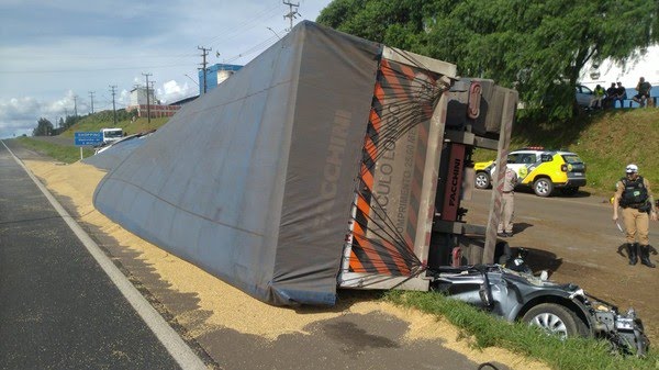 Guarapuava: Caminhão tomba em cima de carro e mata três pessoas