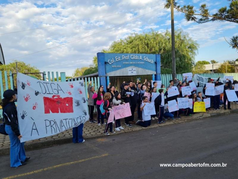 Alunos do Colegio Gildo Aluisio Schuck realizam manifestação contra o projeto "Escola Parceira" proposto pelo governo do estado