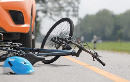 LS: Mulher fica ferida após acidente entre moto e bicicleta