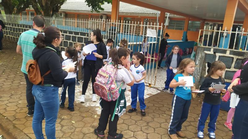 Escola municipal Leocádio José correia realizou panfletagem do projeto "reciclar, cuidar e preservar" 