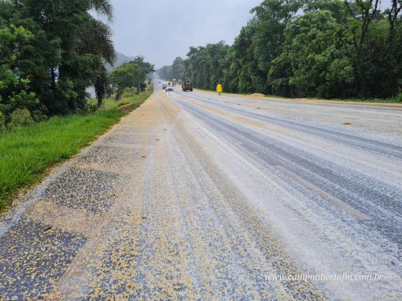 Caminhão tomba na BR 277 e motorista é hospitalizado em estado grave