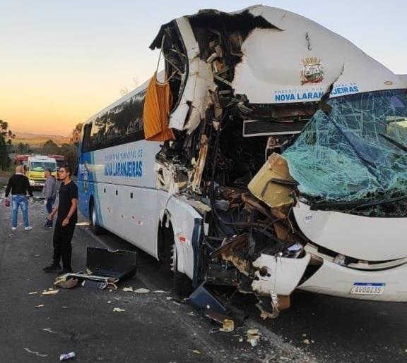 Ônibus do município de Nova Laranjeiras se envolve em acidente na BR 277