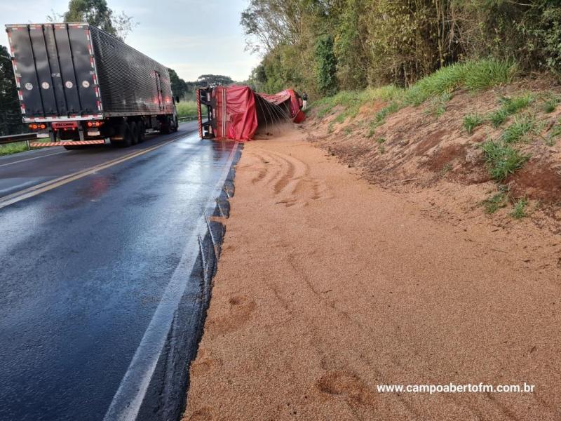 ​​​​​​​Caminhão carregado de trigo tomba na BR 277 entre Virmond e Cantagalo