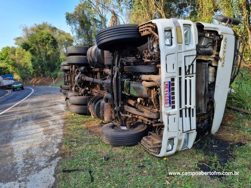 Caminhão carregado com tubos de fibra de vidro tomba na BR 277 em Laranjeiras do Sul