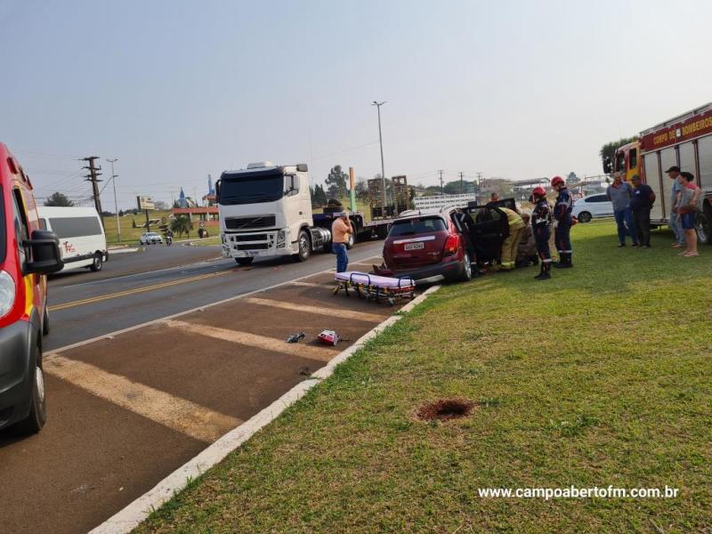 LS: Colisão entre caminhao e carro de passeio é registrada no trevo de acesso a cidade