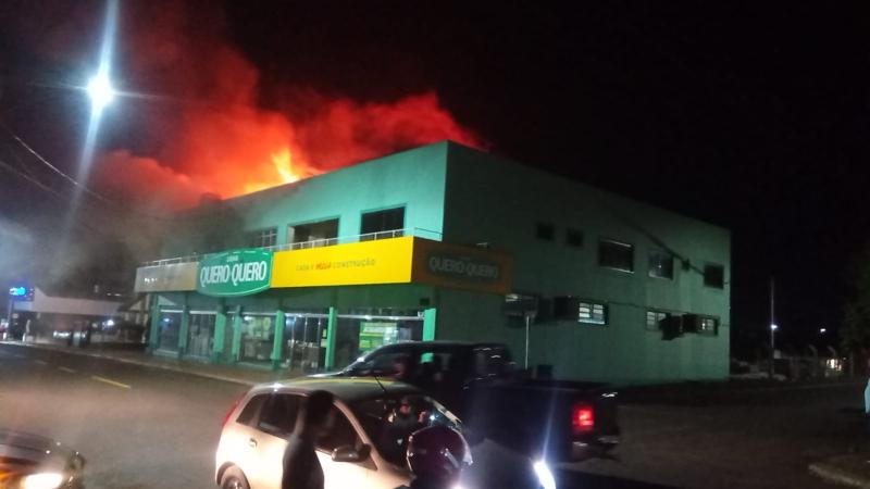 Cantagalo: Incendio de grandes proporções é  registrado na Loja Quero-Quero na noite desta terça-feira 