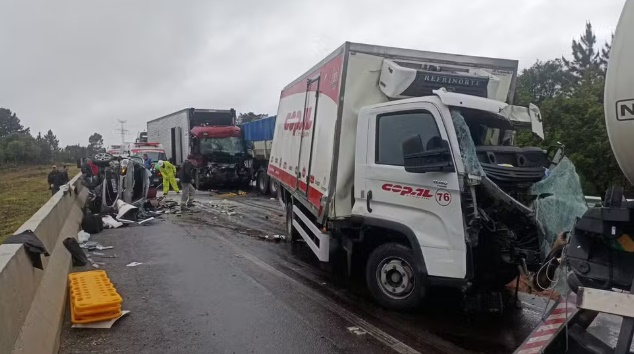 Engavetamento com sete veículos deixa morto e feridos na BR-277 em Balsa Nova