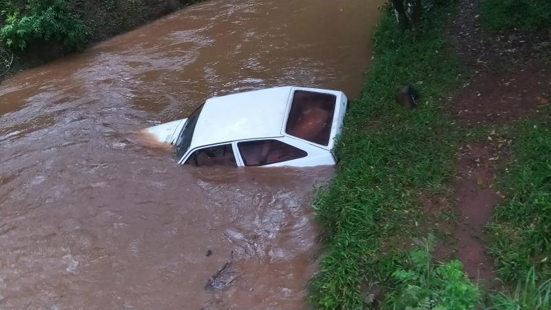 LS: Veículo sai da pista e caiu dentro de riacho na PR 158