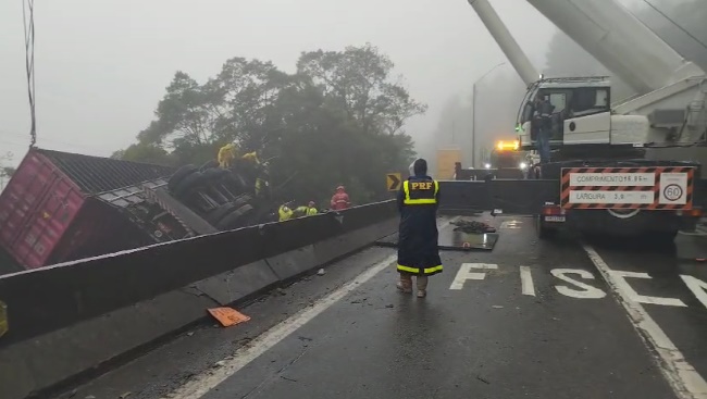 Carreta tomba sobre van que transportava atletas e deixa 9 mortos em Guaratuba