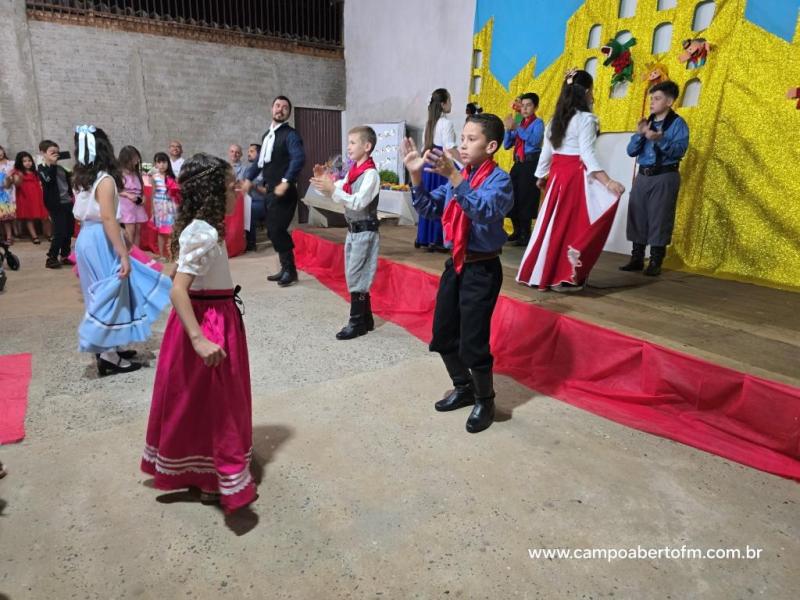 Escola José Bonifácio promoveu "Noite Cultural" com "Seção de Autógrafos" dos pequenos escritores