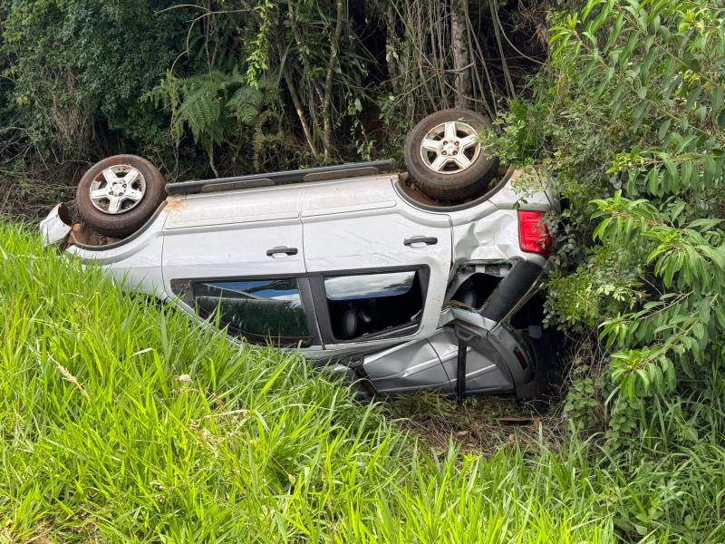 LS: Três pessoas ficam feridas após capotamento próximo ao trevo da UFRGS na PR 158