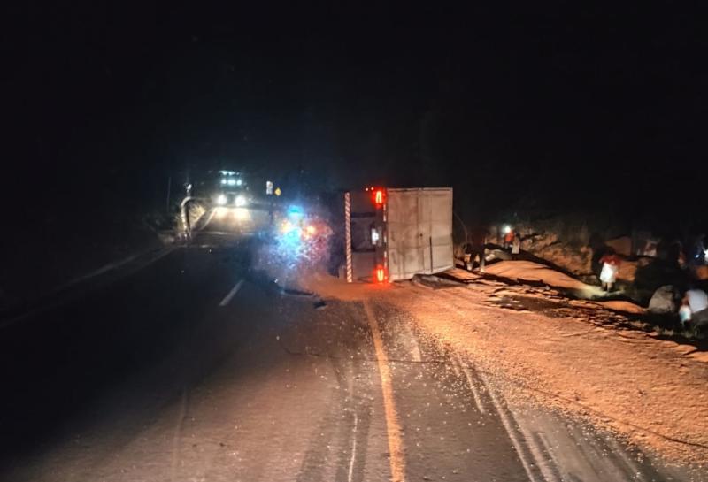 Carreta tomba na BR 277 em N. Laranjeiras e Astra capota na PR 158 em LDS