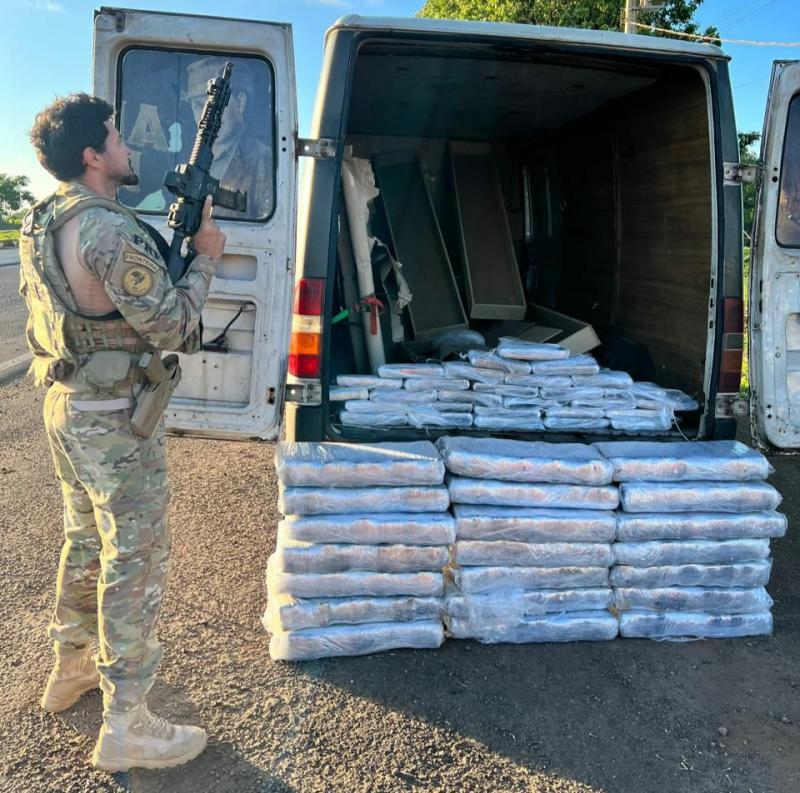 PRF apreende 267 quilos de maconha em furgÃ£o de banda musical 