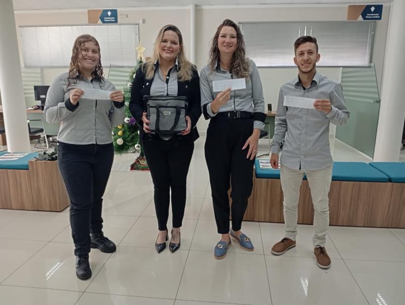 Sicoob em Laranjeiras do Sul realiza sorteio de brindes para cooperados