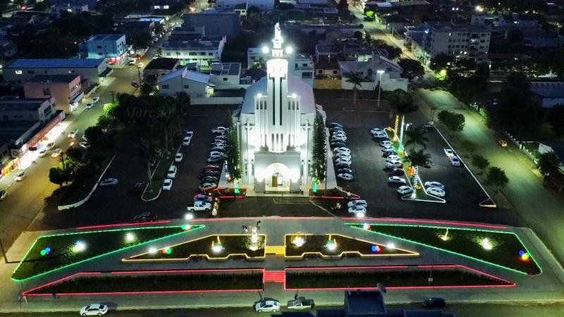 Praça da Igreja Matriz Sant´Ana recebeu o colorido para a Missa e Cantata de Natal