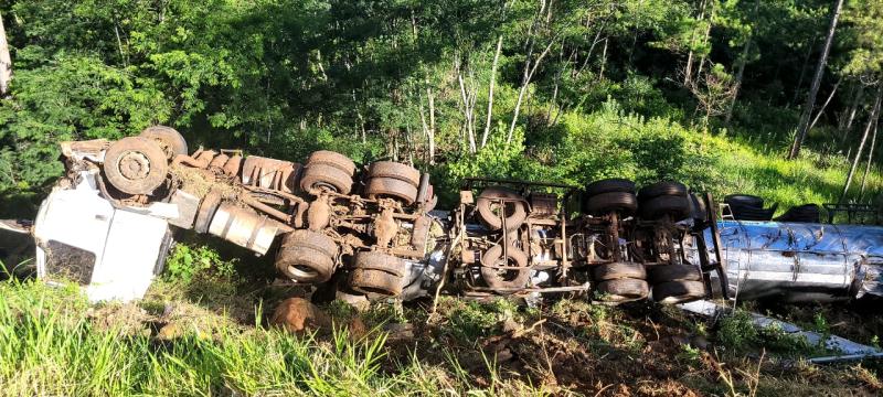 LS: Carreta tomba após colisão com caminhonete na PR 158