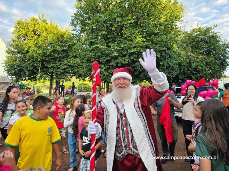 Com praça lotada papai Noel é recebido em Virmond