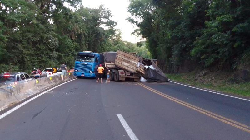 N. Laranjeiras: Carga de adubo é saqueada após tombamento na BR 277