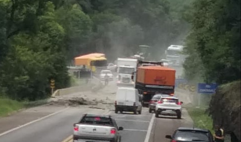 Cantagalo: Carga de cimento cai na pista e BR 277 é interditada na ponte do Rio Cantagalo 