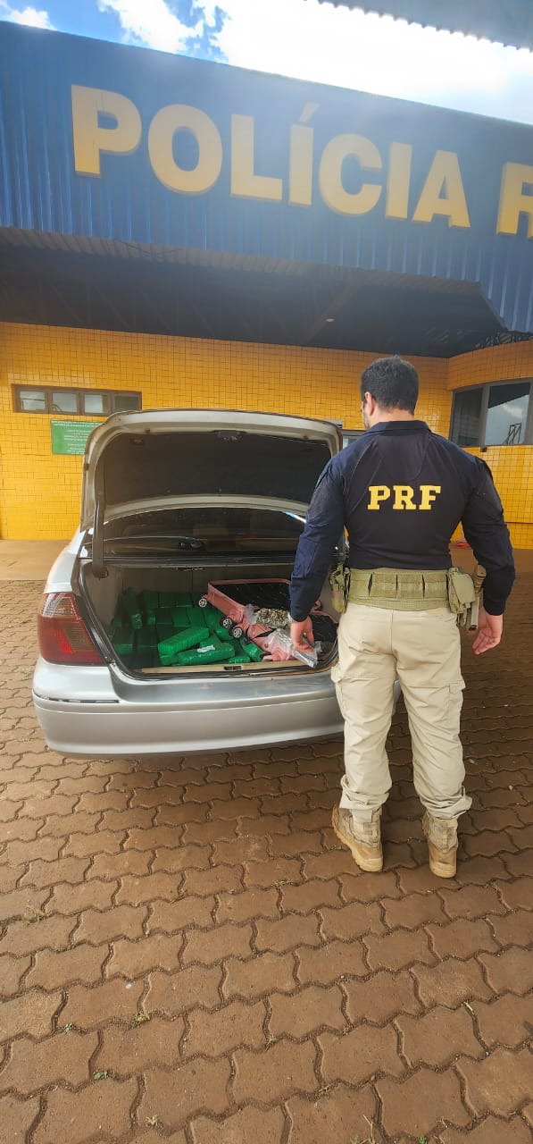 PRF Apreende mais de 102 Kg de maconha em Cascavel-PR