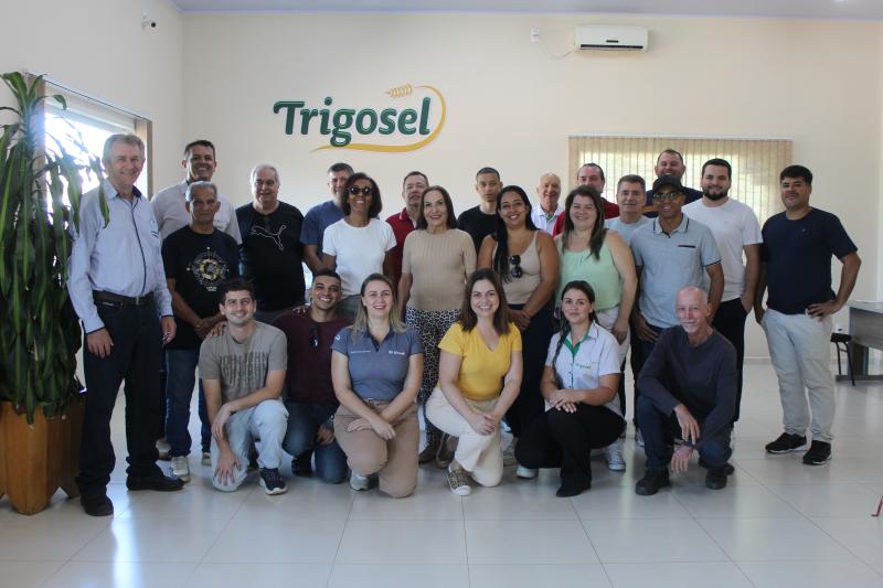 Coordenadores da Sicredi Grandes Lagos visitam Moinho Coprossel em Laranjeiras do Sul PR