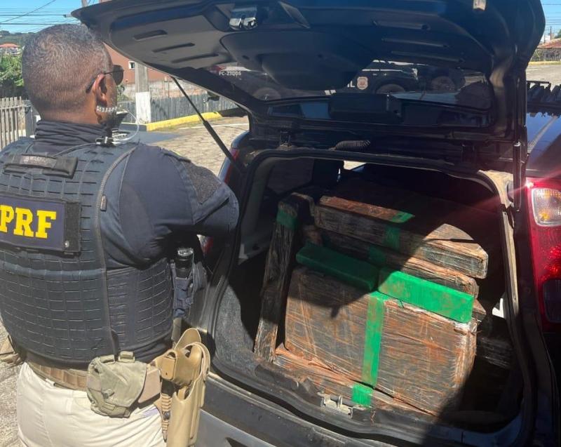 Candói: PRF apreende mais de 155 quilos de maconha em veículo que ostentava placas falsas na BR-277
