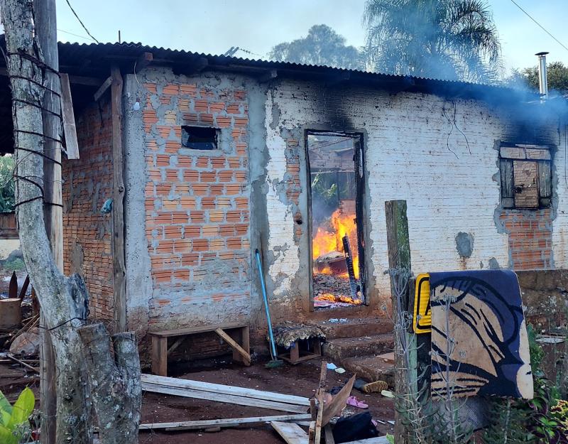 Cantagalo: Casa é destruída pelo fogo 