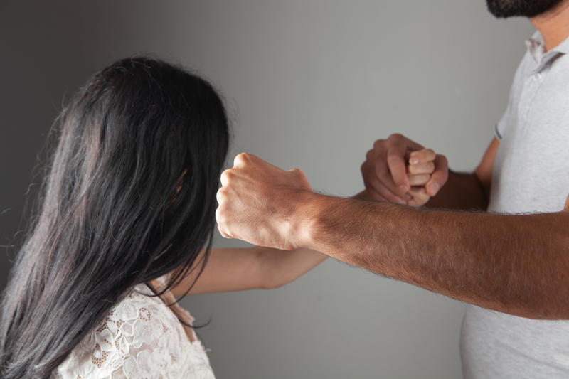 N. Laranjeiras: Mulher fica ferida após ser agredida com golpe de marreta