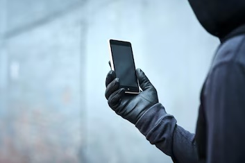 RBI: Indivíduos furtam celular enquanto trabalhavam no fardamento de papelão