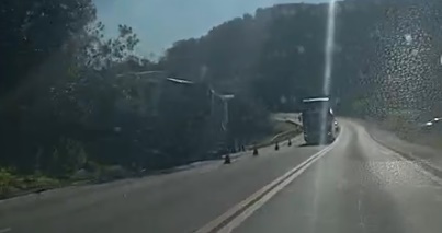 Cantagalo: Caminhão sai da pista e bate em barranco na BR 277