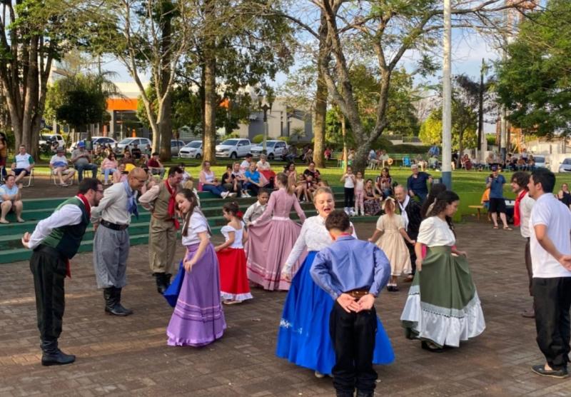 LS: Mateada reúne famílias na praça