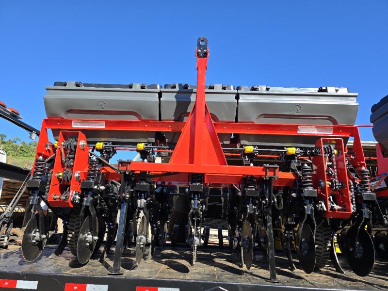 Nova Laranjeiras recebe novos equipamentos para agricultura e infraestrutura